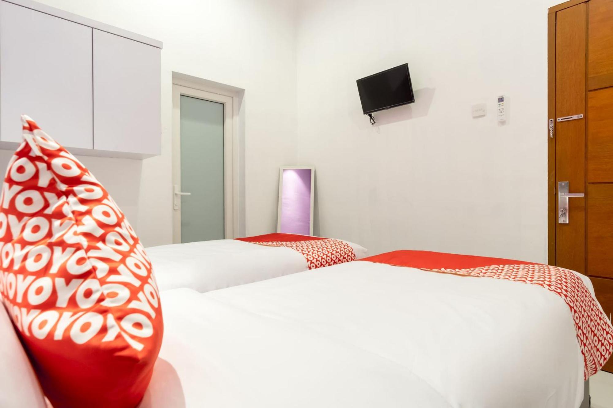 Super Oyo 839 Royal Guest House Medan Exterior photo